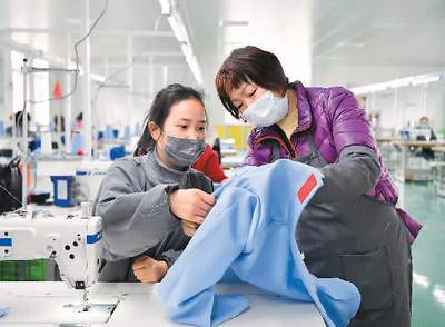 社区工厂制衣忙